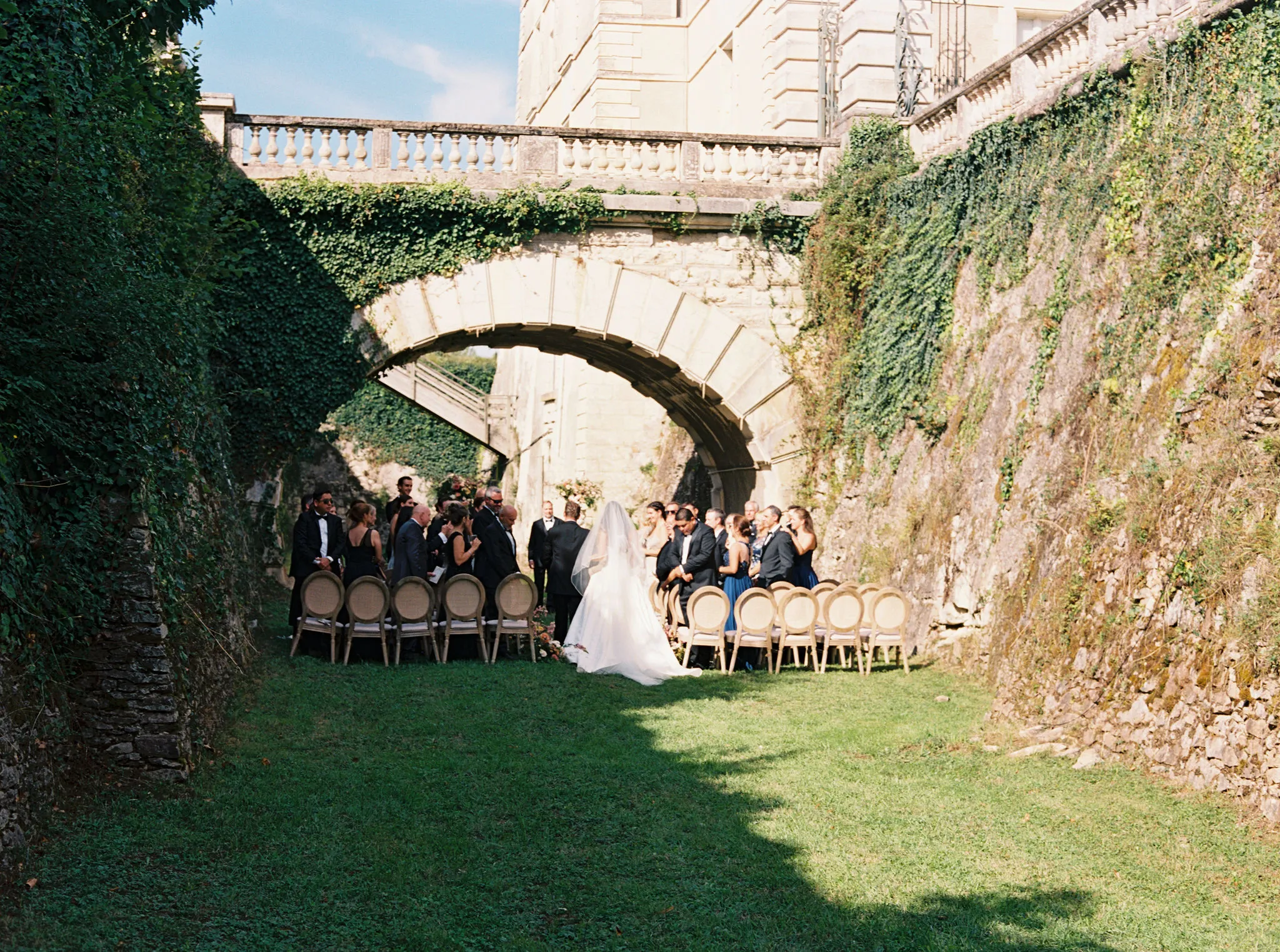 Dry-Moat-Wedding-Location-Chateau-de-Jalesnes-16.webp