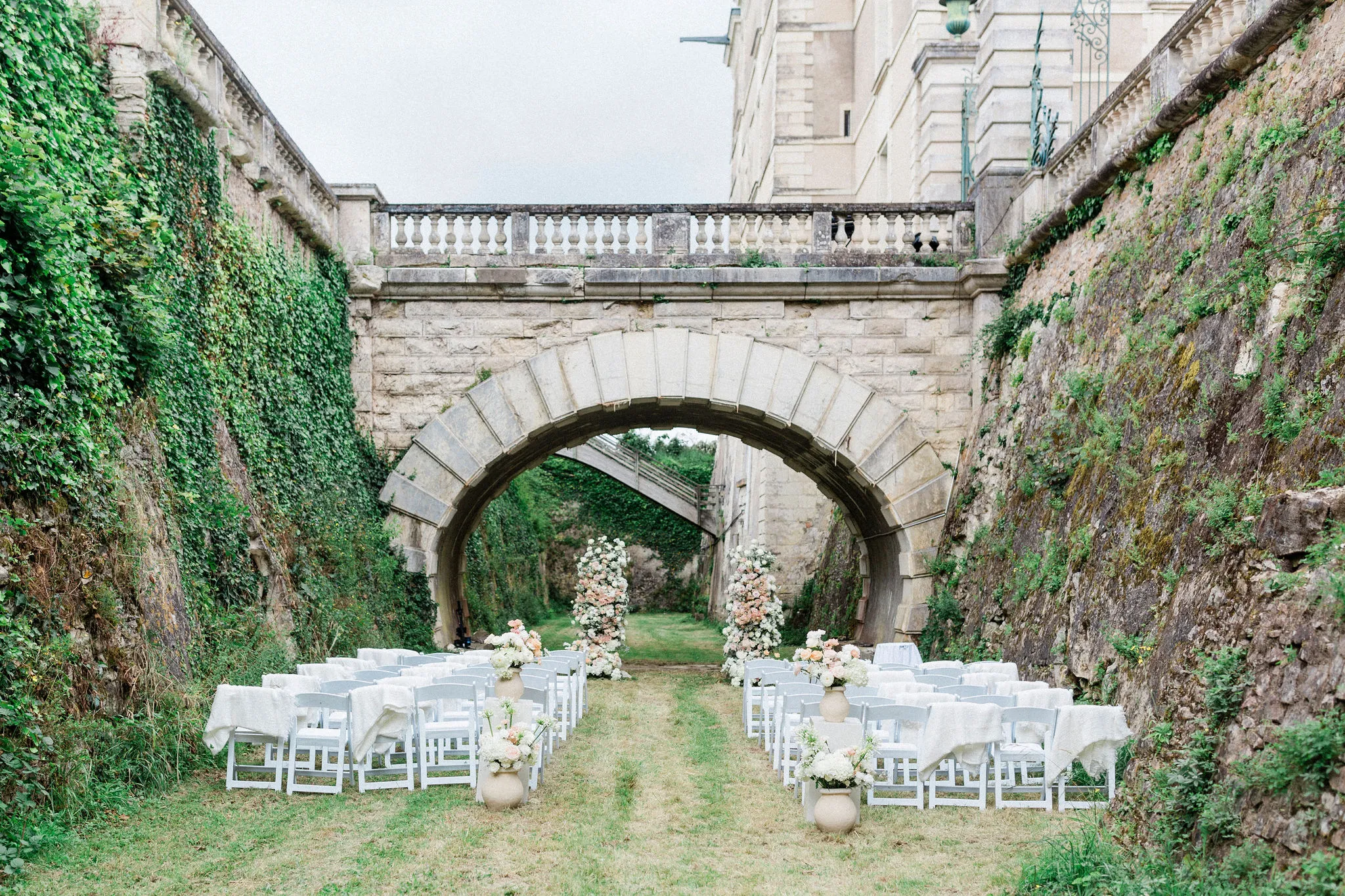 Dry-Moat-Wedding-Location-Chateau-de-Jalesnes-8.webp