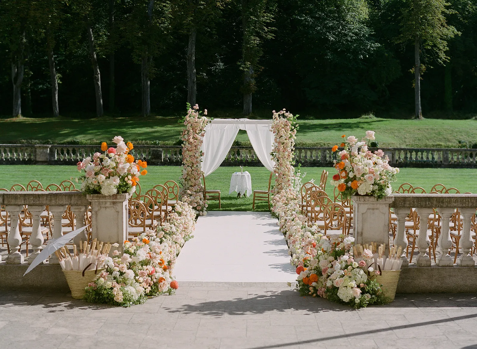Formal-Lawns-Wedding-Location-Chateau-de-Jalesnes-1.webp