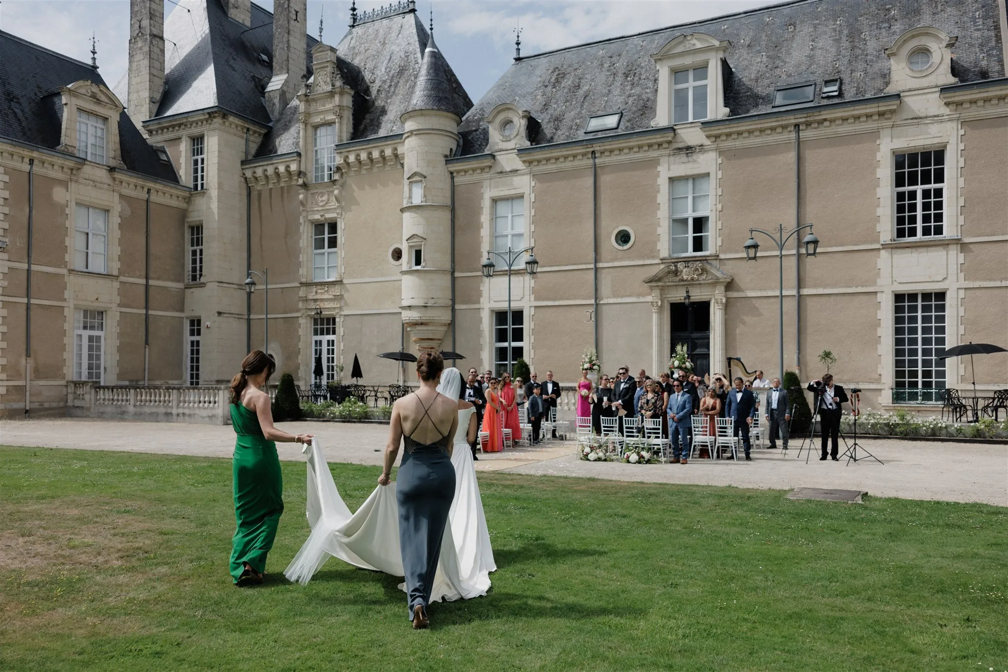 Formal-Lawns-Wedding-Location-Chateau-de-Jalesnes-10.webp