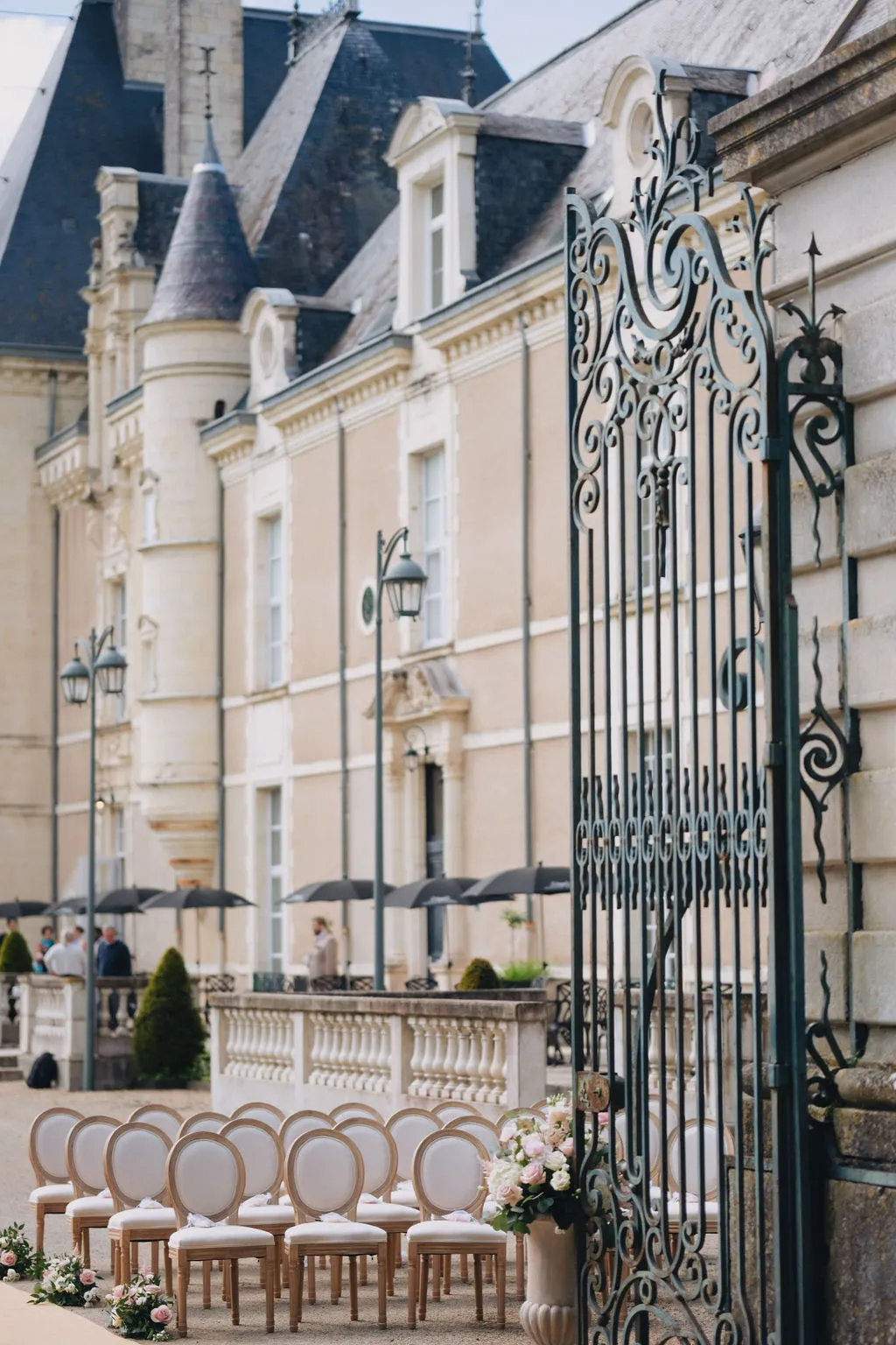 Formal-Lawns-Wedding-Location-Chateau-de-Jalesnes-14.webp