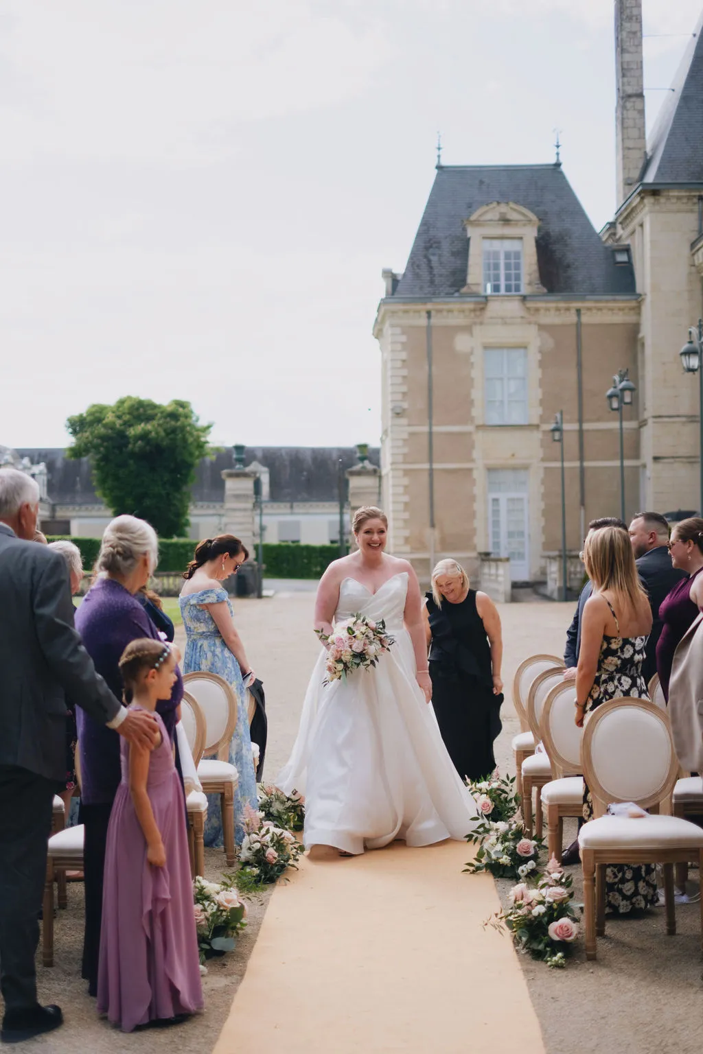 Formal-Lawns-Wedding-Location-Chateau-de-Jalesnes-15.webp