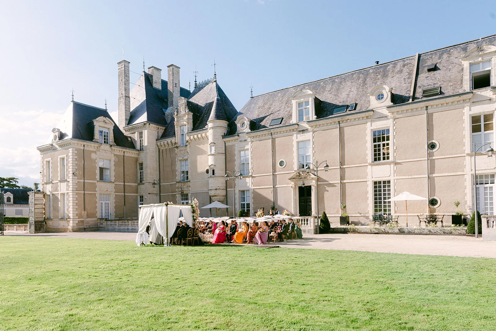 Formal-Lawns-Wedding-Location-Chateau-de-Jalesnes-4.webp