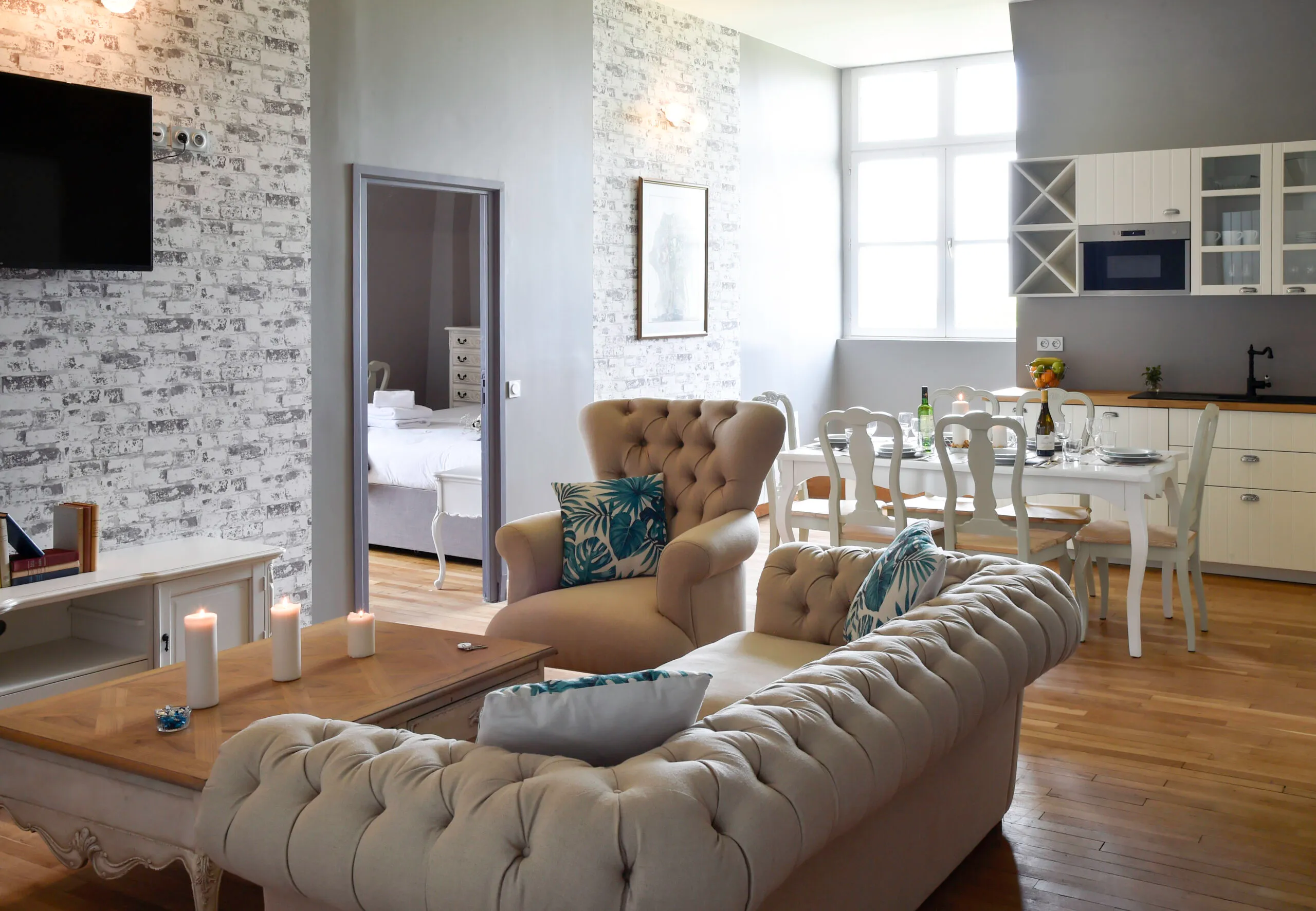 Madam-Sheridam-3-bedroom-suite-Chateau-de-Jalesnes-2.webp