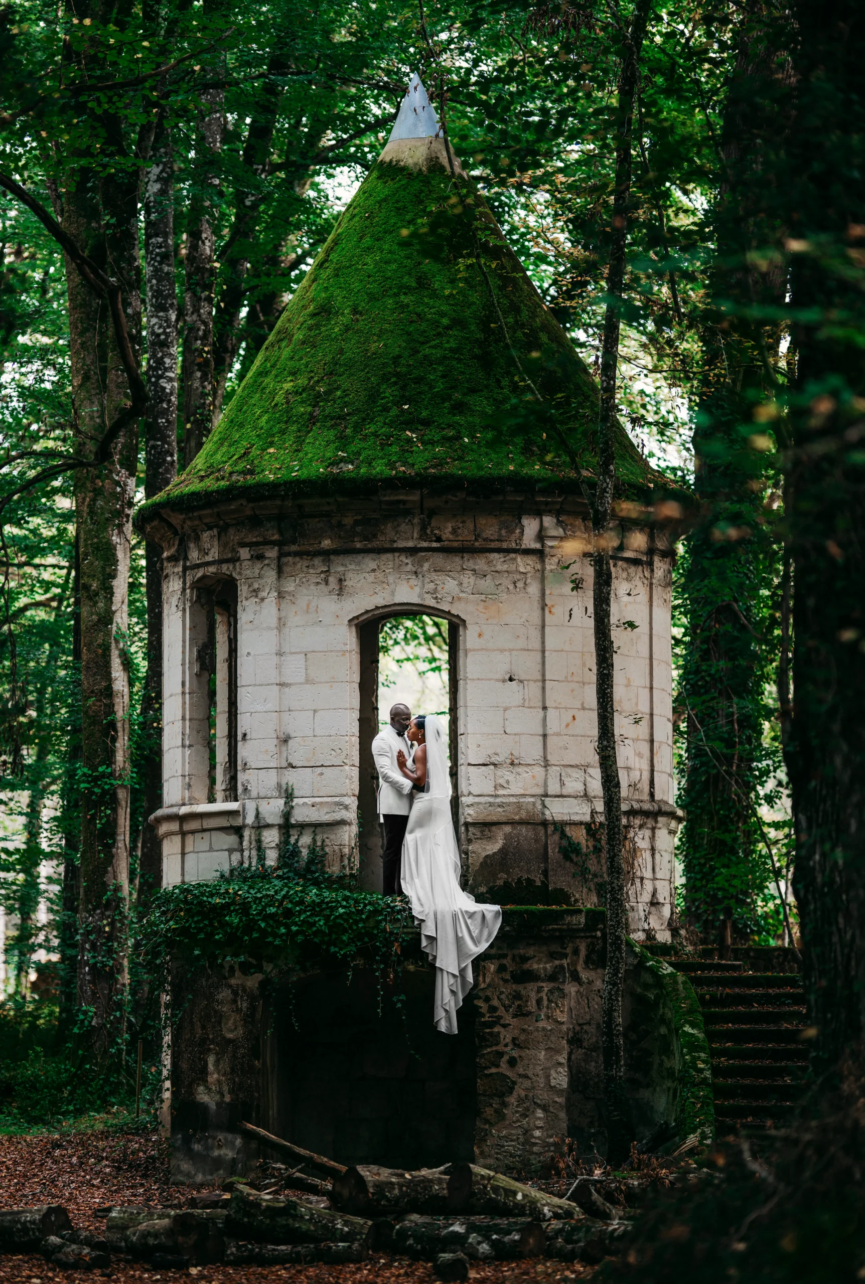 Pavillon-de-Chasse-Hunting-Tower-Wedding-Location-Chateau-de-Jalesnes-4-scaled.webp