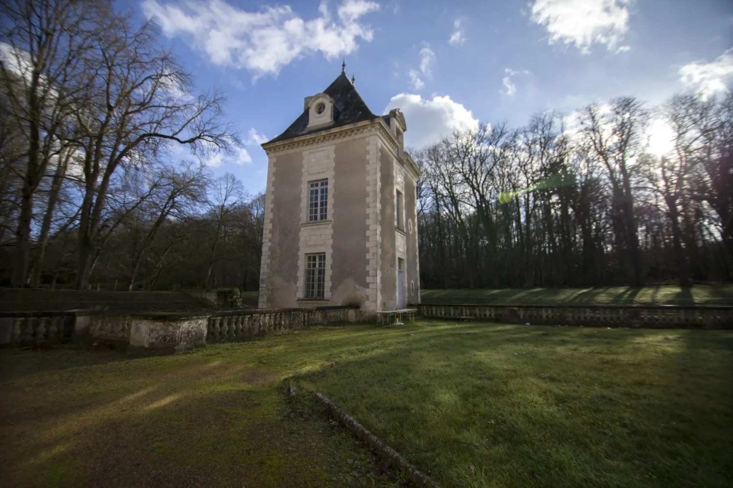 Clock-Tower-Unique-Accommodation-Chateau-de-Jalesnes-5.webp