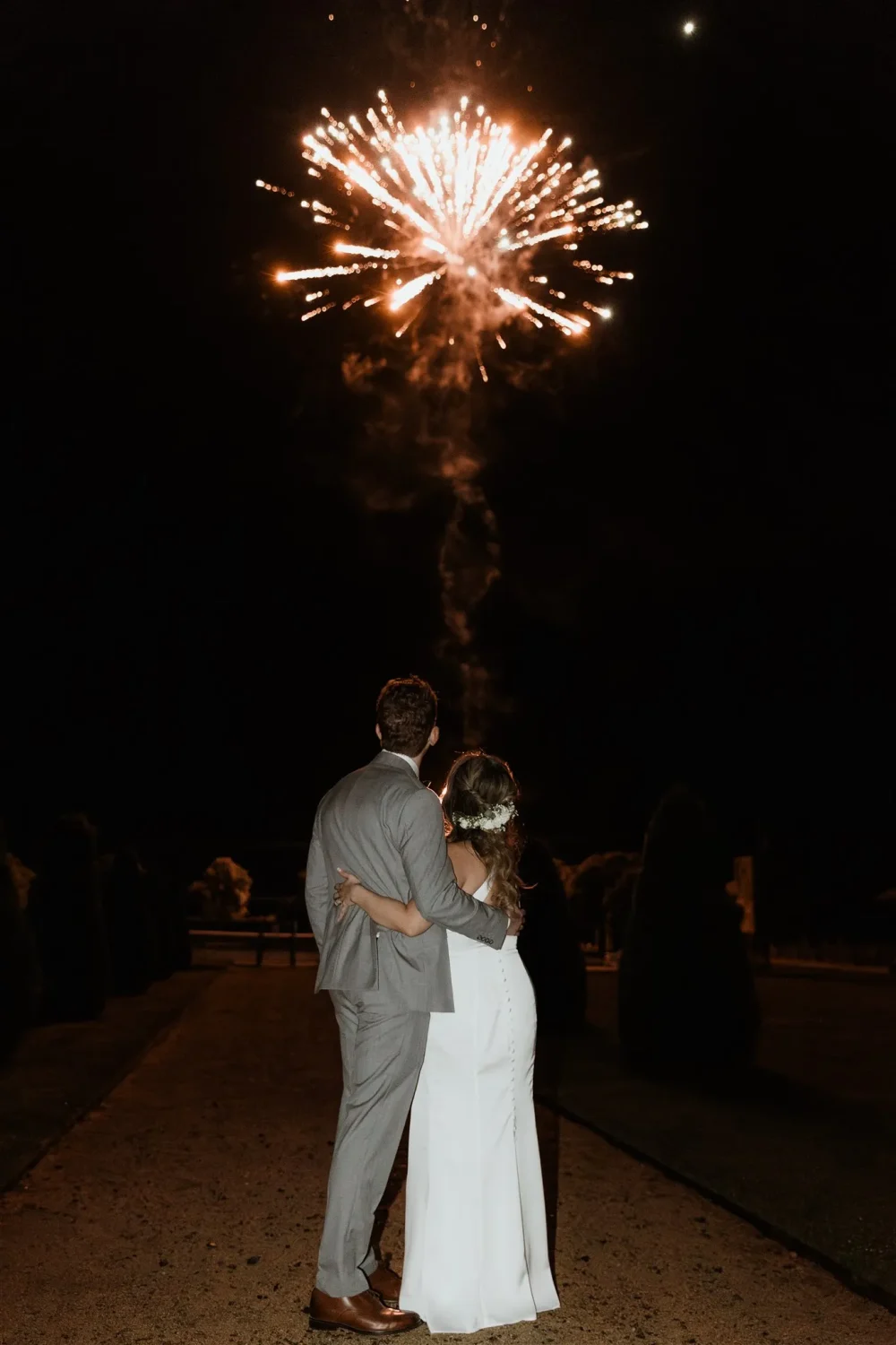 Fireworks-and-Performances-Weddings-at-Chateau-de-Jalesnes-3.webp