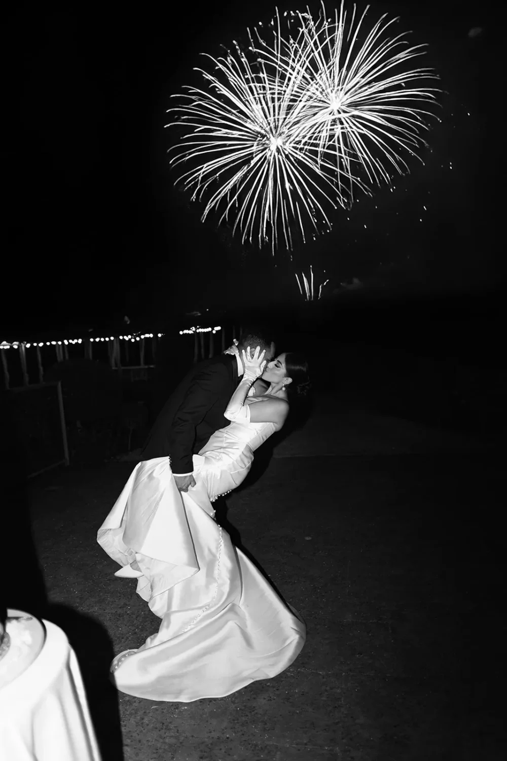 Fireworks-and-Performances-Weddings-at-Chateau-de-Jalesnes-4.webp