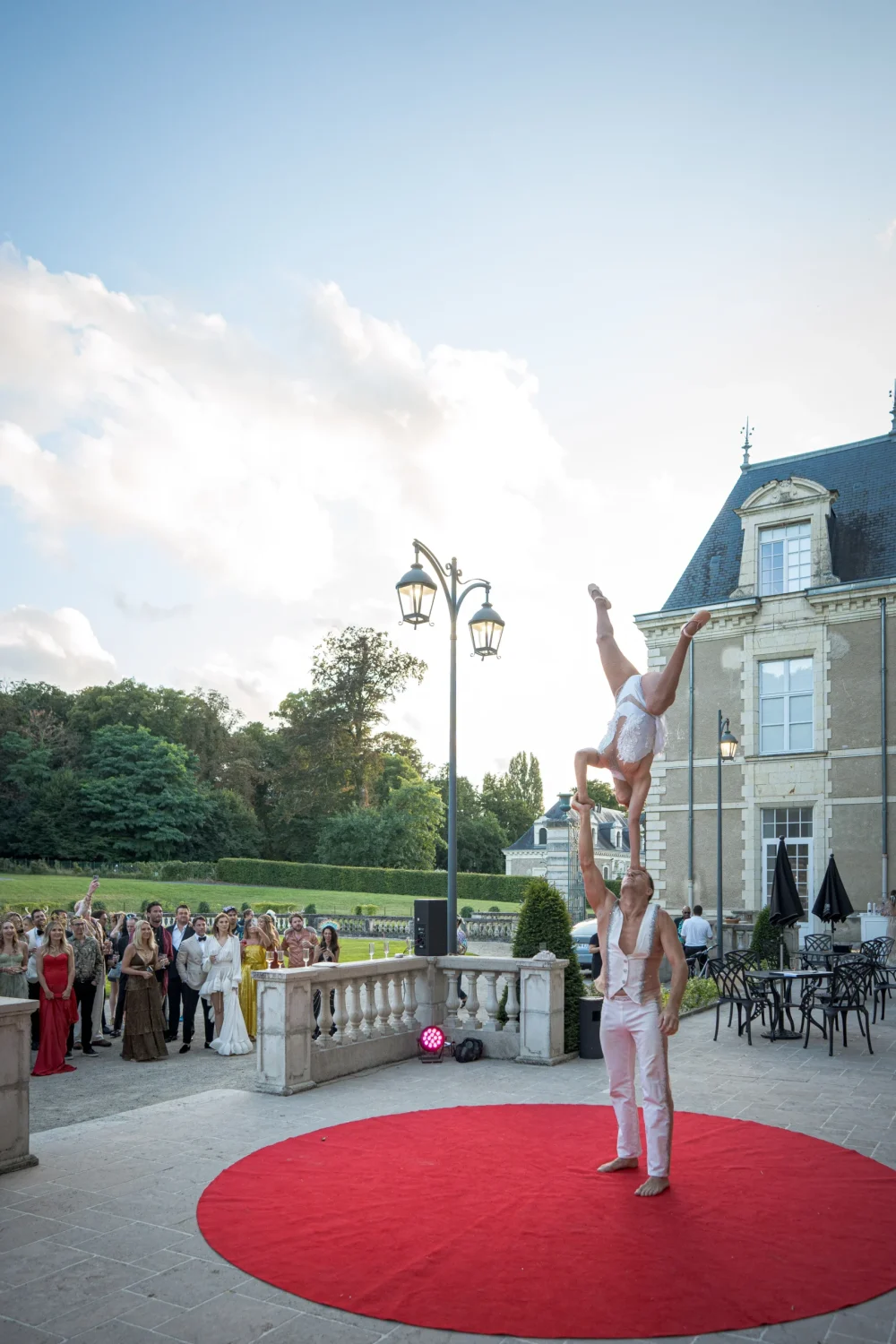 Fireworks-and-Performances-Weddings-at-Chateau-de-Jalesnes-5-scaled.webp