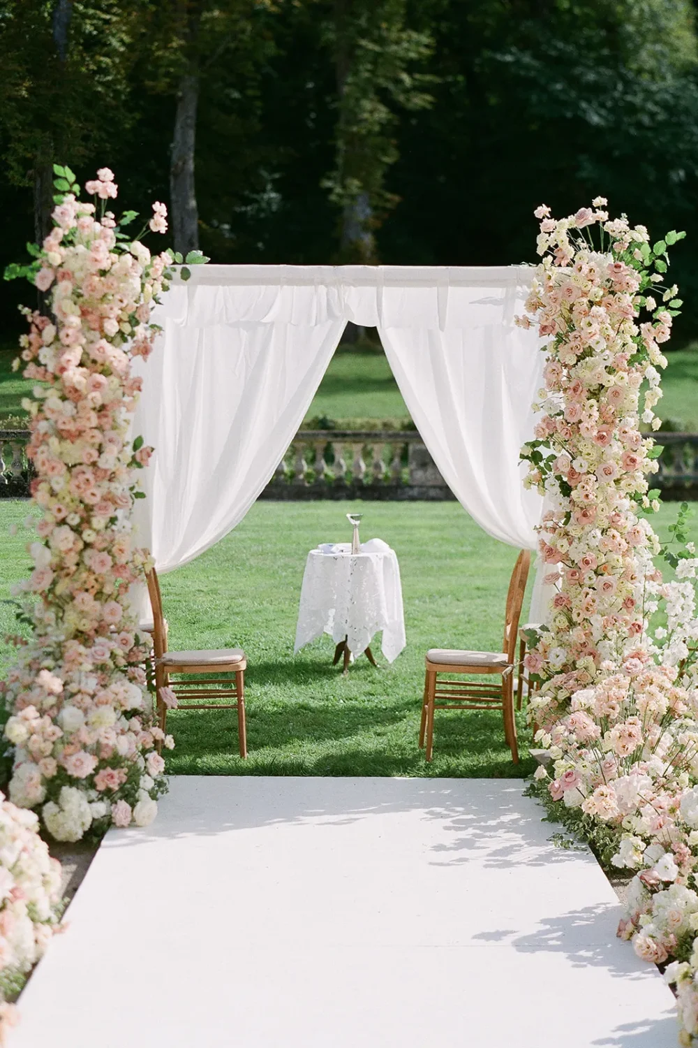 Florals-and-Decorations-Weddings-at-Chateau-de-Jalesnes-10.webp