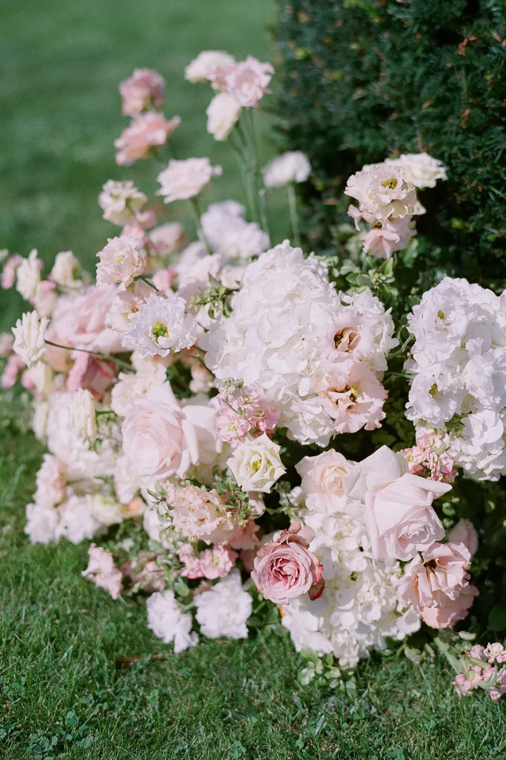 Florals-and-Decorations-Weddings-at-Chateau-de-Jalesnes-15.webp