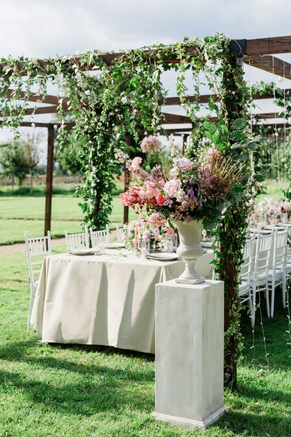 Florals-and-Decorations-Weddings-at-Chateau-de-Jalesnes-29-scaled.webp